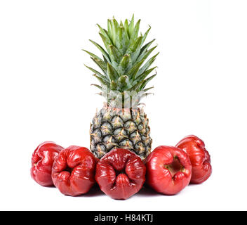 Rose mele o chomphu con ananas isolati su sfondo bianco. Foto Stock