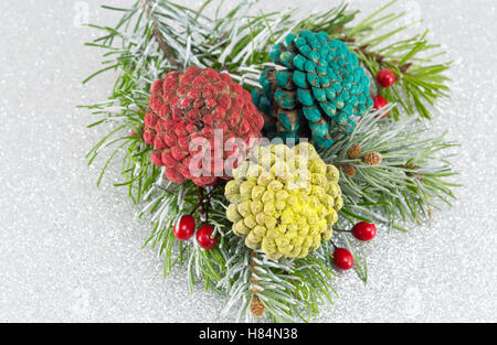 Pigne nelle quali e abete su sfondo spumanti. Decorazione di Natale sfondo Foto Stock