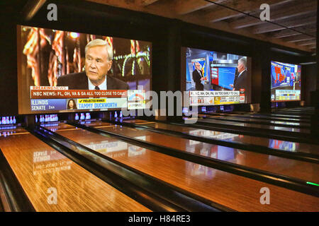 Philadelphia, PA, Stati Uniti d'America. 8 Novembre, 2016. Elezione notte partito centrale triple 6 schermate del piede nella foto a giri in Philadelphia, Pa su 8 Novembre 2016 Credit: Star Shooter/media/punzone Alamy Live News Foto Stock