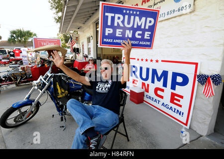 Orlando, Stati Uniti. 08 Nov, 2016. 8 novembre 2016 - Orlando, Florida, Stati Uniti - un uomo delle campagne per il repubblicano candidato presidenziale Donald Trump il giorno delle elezioni a Orlando in Florida il 8 novembre 2016. Credito: Paul Hennessy/Alamy Live News Foto Stock