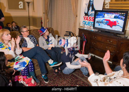 Austin, Texas, Stati Uniti d'America. 9 Nov, 2016. Il Partito democratico sostenitori guarda i risultati delle elezioni in diretta TV al Driskill Hotel Austin Texas Credito: Sandy Carson/ZUMA filo/Alamy Live News Foto Stock