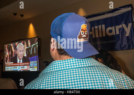 Austin, Texas, Stati Uniti d'America. 9 Nov, 2016. Un uomo che indossa un anti-Trump hat orologi la gara elettorale dal vivo presso il Driskill Hotel Austin Texas Credito: Sandy Carson/ZUMA filo/Alamy Live News Foto Stock