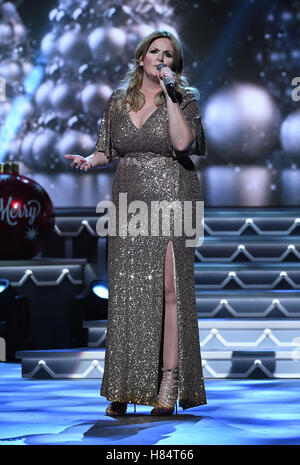 Nashville, TN, Stati Uniti d'America. 8 Novembre, 2016. Trisha Yearwood. 2016 CMA Paese natale tenutosi presso il Grand Ole Opry House. Photo credit: Laura Farr/AdMedia Credito: Laura Farr/AdMedia/ZUMA filo/Alamy Live News Foto Stock