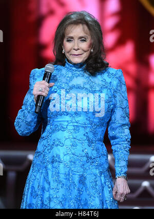 Nashville, TN, Stati Uniti d'America. 8 Novembre, 2016. Loretta Lynn. 2016 CMA Paese natale tenutosi presso il Grand Ole Opry House. Photo credit: Laura Farr/AdMedia Credito: Laura Farr/AdMedia/ZUMA filo/Alamy Live News Foto Stock