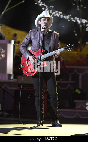 Nashville, TN, Stati Uniti d'America. 8 Novembre, 2016. Brad Paisley. 2016 CMA Paese natale tenutosi presso il Grand Ole Opry House. Photo credit: Laura Farr/AdMedia Credito: Laura Farr/AdMedia/ZUMA filo/Alamy Live News Foto Stock