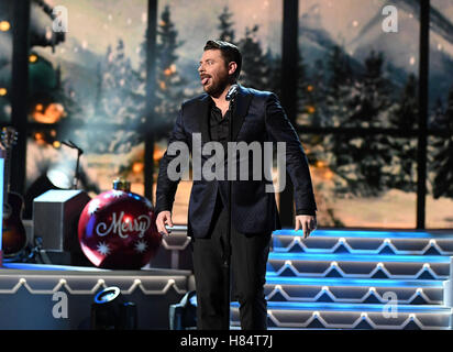 Nashville, TN, Stati Uniti d'America. 8 Novembre, 2016. Chris giovani. 2016 CMA Paese natale tenutosi presso il Grand Ole Opry House. Photo credit: Laura Farr/AdMedia Credito: Laura Farr/AdMedia/ZUMA filo/Alamy Live News Foto Stock