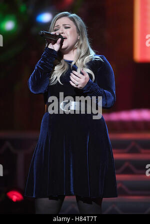 Nashville, TN, Stati Uniti d'America. 8 Novembre, 2016. Kelly Clarkson. 2016 CMA Paese natale tenutosi presso il Grand Ole Opry House. Photo credit: Laura Farr/AdMedia Credito: Laura Farr/AdMedia/ZUMA filo/Alamy Live News Foto Stock