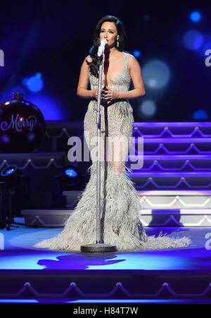 Nashville, TN, Stati Uniti d'America. 8 Novembre, 2016. Kacey Musgraves. 2016 CMA Paese natale tenutosi presso il Grand Ole Opry House. Photo credit: Laura Farr/AdMedia Credito: Laura Farr/AdMedia/ZUMA filo/Alamy Live News Foto Stock