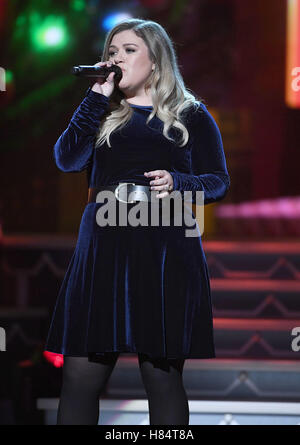 Nashville, TN, Stati Uniti d'America. 8 Novembre, 2016. Kelly Clarkson. 2016 CMA Paese natale tenutosi presso il Grand Ole Opry House. Photo credit: Laura Farr/AdMedia Credito: Laura Farr/AdMedia/ZUMA filo/Alamy Live News Foto Stock