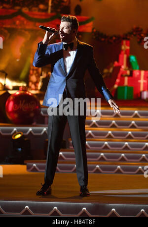 Nashville, TN, Stati Uniti d'America. 9 Nov, 2016. Brett Eldredge. 2016 CMA Paese natale tenutosi presso il Grand Ole Opry House. Photo credit: Laura Farr/AdMedia Credito: Laura Farr/AdMedia/ZUMA filo/Alamy Live News Foto Stock