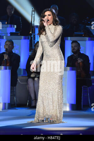 Nashville, TN, Stati Uniti d'America. 9 Nov, 2016. Idina Menzel. 2016 CMA Paese natale tenutosi presso il Grand Ole Opry House. Photo credit: Laura Farr/AdMedia Credito: Laura Farr/AdMedia/ZUMA filo/Alamy Live News Foto Stock