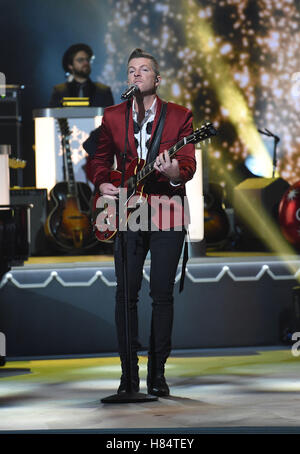 Nashville, TN, Stati Uniti d'America. 9 Nov, 2016. Joe Don Rooney, Rascal Flatts. 2016 CMA Paese natale tenutosi presso il Grand Ole Opry House. Photo credit: Laura Farr/AdMedia Credito: Laura Farr/AdMedia/ZUMA filo/Alamy Live News Foto Stock