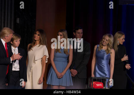 New York, Stati Uniti d'America. 9 Nov, 2016. Donald Trump quarantacinquesimo eletto presidente degli Stati Uniti d'America saluta la sua famiglia durante la vittoria party a Hilton Hotel New York Credito: lev radin/Alamy Live News Foto Stock