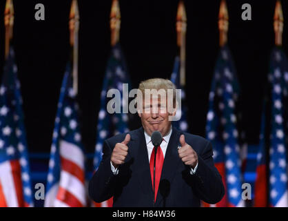 (161109) -- PECHINO, nov. 9, 2016 (Xinhua) -- File foto scattata su luglio 21, 2016 mostra Donald Trump tenendo la fase dell'ultimo giorno della Convention Nazionale Repubblicana in Cleveland, Ohio, Stati Uniti. Ex real estate tycoon Donald Trump è stato eletto il quarantacinquesimo presidente degli Stati Uniti dopo un collo-e-collo di gara con la sua rivale democratica Hillary Clinton. Nato il 14 giugno 1946, a New York, Trump ha iniziato la sua carriera di suo padre azienda immobiliare nel 1968 dopo la laurea dalla Wharton School della University of Pennsylvania, ed è stato dato il controllo della società nel 1971 Foto Stock