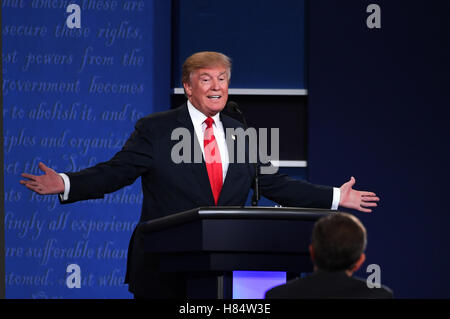 (161109) -- PECHINO, nov. 9, 2016 (Xinhua) -- File foto scattata su Ott. 19, 2016 mostra Donald Trump partecipanti al terzo e ultimo dibattito presidenziale presso la University of Nevada Las Vegas (UNLV) di Las Vegas, Nevada, gli Stati Uniti. Ex real estate tycoon Donald Trump è stato eletto il quarantacinquesimo presidente degli Stati Uniti dopo un collo-e-collo di gara con la sua rivale democratica Hillary Clinton. Nato il 14 giugno 1946, a New York, Trump ha iniziato la sua carriera di suo padre azienda immobiliare nel 1968 dopo la laurea dalla Wharton School della University of Pennsylvania e fu giv Foto Stock