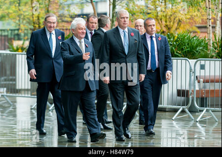 Londra, Regno Unito. 9 Nov, 2016. Il principe Andréj arriva in anticipo della regina, accompagnato dal Duca di Edimburgo, come ella apre ufficialmente la nuova Francis Crick laboratori dell Istituto a St Pancras. Il nuovo edificio è un leader mondiale in centro di ricerca biomedica e di innovazione che sta aiutando a sviluppare nuovi trattamenti per la cura di malattie come il cancro, le malattie cardiache, ictus, condizioni neurodegenerative e malattie infettive. Credito: Stephen Chung/Alamy Live News Foto Stock