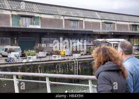 Rotterdam, Paesi Bassi. 6 Nov, 2016. Fenix stabilimento alimentare si trova su Katendrecht, una delle prossime aree di Rotterdam, Paesi Bassi. È un hub di cibo da sette Rotterdam il cibo gli imprenditori. In Fenixloods, un ex magazzino, un cibo fresco mercato vende prodotti locali dal Kaapse Brouwers birreria, Booij Kaasmakers formaggio, la Firma Bijten macellerie, Jordy's Bakery, CiderCider, Stielman torrefattori e Rechtstreex, un allevatore locale. © Hans Van Rhoon/ZUMA filo/Alamy Live News Foto Stock