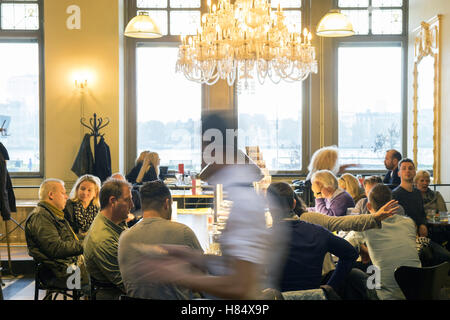 Rotterdam, Paesi Bassi. 6 Nov, 2016. Ora di punta su una domenica pomeriggio nel ristorante e nel bar dell Hotel New York di Rotterdam. © Hans Van Rhoon/ZUMA filo/Alamy Live News Foto Stock