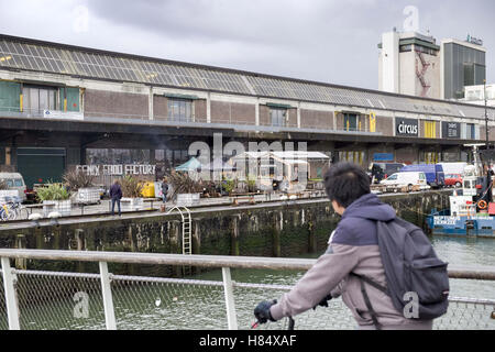 Rotterdam, Paesi Bassi. 6 Nov, 2016. Fenix stabilimento alimentare si trova su Katendrecht, una delle prossime aree di Rotterdam, Paesi Bassi. È un hub di cibo da sette Rotterdam il cibo gli imprenditori. In Fenixloods, un ex magazzino, un cibo fresco mercato vende prodotti locali dal Kaapse Brouwers birreria, Booij Kaasmakers formaggio, la Firma Bijten macellerie, Jordy's Bakery, CiderCider, Stielman torrefattori e Rechtstreex, un allevatore locale. © Hans Van Rhoon/ZUMA filo/Alamy Live News Foto Stock