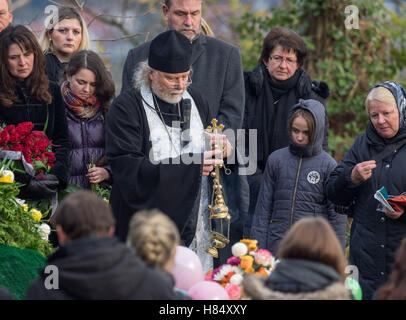 Markt Egloffstein, Germania. 9 Nov, 2016. Un sacerdote Russian-Orthodox parla al garve di Oleg Popov in Markt Egloffstein (Germania), 9 novembre 2016. Il mondo famoso clown è stato uno dei più conosciuti nella storia del circo. Morì di insufficienza cardiaca durante un tour di mercoledì scorso all'età di 86. Popov ha vissuto in Egloffstein con la moglie tedesca dal 1991. Foto: Nicolas Armer/dpa/Alamy Live News Foto Stock