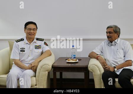 (161109) -- NEW DELHI, nov. 9, 2016 (Xinhua) -- Sun Jianguo (L), vice capo del personale congiunto dipartimento di cinese della Commissione militare centrale, colloqui con indiano Ministro della difesa Manohar Parrikar a Nuova Delhi, India, nov. 9, 2016. Indian Ministro della difesa Manohar Parrikar detto mercoledì che l India spera di rafforzare la cooperazione militare con la Cina e fare sforzi concertati per mantenere la pace e la stabilità nelle zone di confine. (Xinhua/Li Ming) (ZW) Foto Stock