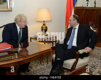 Zagabria, Croazia. 9 Nov, 2016. Visita Segretario degli esteri britannico Boris Johnson (L) parla con il croato il Vice Primo Ministro e Ministro degli Affari Esteri ed Europei Davor Ivo Stier durante il loro incontro a Zagabria, la capitale della Croazia, nov. 9, 2016. Credito: Miso Lisanin/Xinhua/Alamy Live News Foto Stock