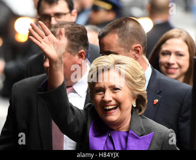 New York, Stati Uniti d'America. 9 Nov, 2016. Stati Uniti Candidato presidenziale democratica Hillary Clinton arriva per la sua prima concessione pubblica discorso dopo aver perso le elezioni presidenziali per il candidato repubblicano in New York, Stati Uniti, nov. 9, 2016. Credito: Yin Bogu/Xinhua/Alamy Live News Foto Stock