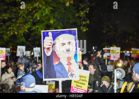 Ambasciata degli Stati Uniti, Londra, Regno Unito. Il 9 novembre 2016. Lotta contro il razzismo e contro il Presidente Trump manifestanti davanti all'Ambasciata degli Stati Uniti a Londra. Foto Stock