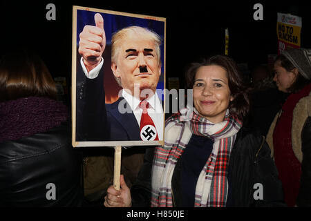 Londra, Inghilterra, Regno Unito. 9 Nov, 2016. Anti razzista gli attivisti di tenere un no al Trump rally fuori dall Ambasciata degli Stati Uniti a Londra, Regno Unito. Credito: Vedere Li/Alamy Live News Foto Stock