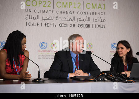 Il Cairo, Marocco. 9 Nov, 2016. Alden Meyer (C), direttore della strategia e della politica da parte di unione di scienziati interessati, risponde alle domande dei giornalisti nel corso di una conferenza stampa tenutasi a Marrakech, Marocco, il nov. 9, 2016. Donald Trump la vittoria delle elezioni presidenziali USA il mercoledì ha innescato preoccupazioni da parte di esperti che frequentano la conferenza sui cambiamenti climatici che si terrà qui negli Stati Uniti possibile pull-out dall'accordo di Parigi, con altri ancora ci si aspetta che il presidente-to-be sarebbe più misurata e responsabile del problema. © Meng Tao/Xinhua/Alamy Live News Foto Stock