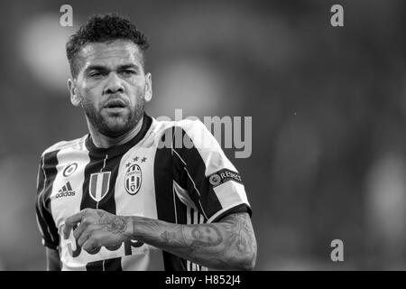 Torino, Italia. 2° Nov, 2016. Daniel Alves (Juventus) Calcio/Calcetto : UEFA Champions League Group H match tra Juventus FC 1-1 Olympique Lyonnais a Juventus Stadium di Torino, Italia . (Foto Maurizio Borsari/AFLO) Foto Stock