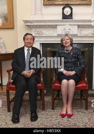 Londra, Regno Unito. 9 Nov, 2016. Il Primo Ministro inglese Theresa Maggio (R) si riunisce con il cinese Vice Premier Ma Kai a Londra nov. 9, 2016. La Gran Bretagna rimane "aperto per il business' e impegnata a mantenere la "Golden Era' le relazioni con la Cina, Theresa Maggio detto mercoledì. © Han Yan/Xinhua/Alamy Live News Foto Stock