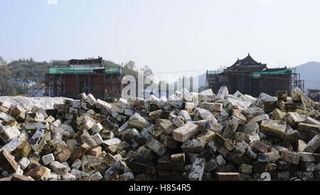 Shiyan, Shiyan, Cina. Decimo Nov, 2016. Shiyan, CINA-Novembre 10 2016: (solo uso editoriale. Cina OUT) .Il restauro sito in costruzione di antiche architetture in Wudang Montagne in Shiyan, centrale cinese della provincia di Hubei, Novembre 10th, 2016. Il restauro della costruzione del Palazzo Yuzhen in Wudang montagne è iniziato ufficialmente il 10 novembre, 2016. Tecnici utilizzano artigianato tradizionale per ripristinare le pareti del Palazzo Yuzhen. © SIPA Asia/ZUMA filo/Alamy Live News Foto Stock