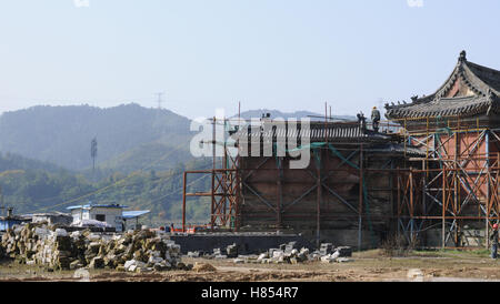 Shiyan, Shiyan, Cina. Decimo Nov, 2016. Shiyan, CINA-Novembre 10 2016: (solo uso editoriale. Cina OUT) .Il restauro sito in costruzione di antiche architetture in Wudang Montagne in Shiyan, centrale cinese della provincia di Hubei, Novembre 10th, 2016. Il restauro della costruzione del Palazzo Yuzhen in Wudang montagne è iniziato ufficialmente il 10 novembre, 2016. Tecnici utilizzano artigianato tradizionale per ripristinare le pareti del Palazzo Yuzhen. © SIPA Asia/ZUMA filo/Alamy Live News Foto Stock