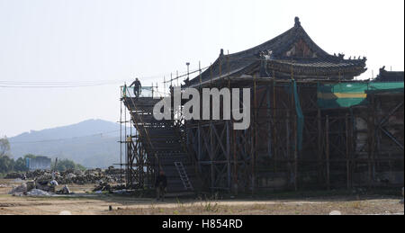 Shiyan, Shiyan, Cina. Decimo Nov, 2016. Shiyan, CINA-Novembre 10 2016: (solo uso editoriale. Cina OUT) .Il restauro sito in costruzione di antiche architetture in Wudang Montagne in Shiyan, centrale cinese della provincia di Hubei, Novembre 10th, 2016. Il restauro della costruzione del Palazzo Yuzhen in Wudang montagne è iniziato ufficialmente il 10 novembre, 2016. Tecnici utilizzano artigianato tradizionale per ripristinare le pareti del Palazzo Yuzhen. © SIPA Asia/ZUMA filo/Alamy Live News Foto Stock