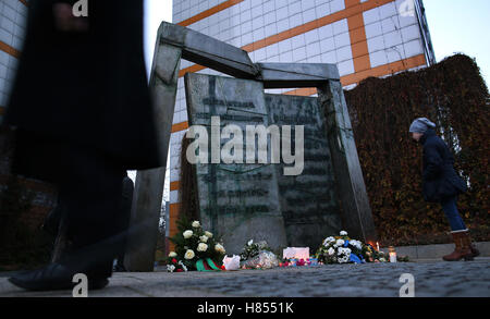 Magdeburg, Germania. 09Nov, 2016. Una giovane ragazza di prendere parte nel corso di un evento commemorativo presso la sinagoga monumento per le vittime del pogrom notte del 1938 a Magdeburgo, Germania, 09 novembre 2016. Durante la notte del 09-10 novembre 1938, sinagoghe sono state bruciate in tutta la Germania. Cittadini ebrei furono maltrattate dai nazisti e i loro negozi ed appartamenti sono stati demoliti. Foto: Ronny Hartmann/PDA/dpa/Alamy Live News Foto Stock