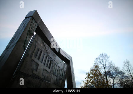 Magdeburg, Germania. 09Nov, 2016. La sinagoga un monumento come visto durante un evento memoriale per le vittime del pogrom notte del 1938 a Magdeburgo, Germania, 09 novembre 2016. Durante la notte del 09-10 novembre 1938, sinagoghe sono state bruciate in tutta la Germania. Cittadini ebrei furono maltrattate dai nazisti e i loro negozi ed appartamenti sono stati demoliti. Foto: Ronny Hartmann/PDA/dpa/Alamy Live News Foto Stock