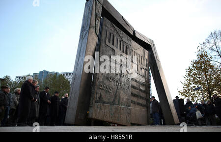 Magdeburg, Germania. 09Nov, 2016. I politici e i rappresentanti communnity può essere visto durante un evento commemorativo presso la sinagoga monumento per le vittime del pogrom notte del 1938 a Magdeburgo, Germania, 09 novembre 2016. Durante la notte del 09-10 novembre 1938, sinagoghe sono state bruciate in tutta la Germania. Cittadini ebrei furono maltrattate dai nazisti e i loro negozi ed appartamenti sono stati demoliti. Foto: Ronny Hartmann/PDA/dpa/Alamy Live News Foto Stock