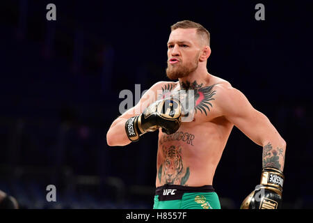 New York, NY, STATI UNITI D'AMERICA. 09, Nov, 2016. Conor McGregor detiene un allenamento aperto per i tifosi e i media al Madison Square Garden. Jason Silva/ Zuma premere Foto Stock