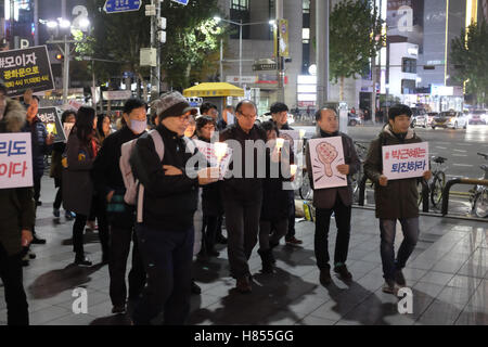 Manifestazioni di protesta contro il Presidente Park Guen-hye a Seul, in Corea del Sud. I dimostranti chiedono le dimissioni Foto Stock