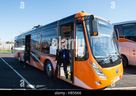 Marrakech, Marocco. 9 Nov, 2016. Passeggeri scendere un bus elettrico dalla Cina a Marrakech, Marocco, nov. 9, 2016. Oltre dieci bus elettrici provenienti dalla Cina è servito i delegati durante la XXII Conferenza delle parti alla convenzione quadro delle Nazioni Unite sui cambiamenti climatici (COP22) a Marrakech. © Meng Tao/Xinhua/Alamy Live News Foto Stock