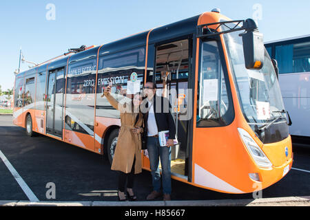 Marrakech, Marocco. 9 Nov, 2016. Due marocchini prendere selfie con un bus elettrico dalla Cina a Marrakech, Marocco, nov. 9, 2016. Oltre dieci bus elettrici provenienti dalla Cina è servito i delegati durante la XXII Conferenza delle parti alla convenzione quadro delle Nazioni Unite sui cambiamenti climatici (COP22) a Marrakech. © Meng Tao/Xinhua/Alamy Live News Foto Stock