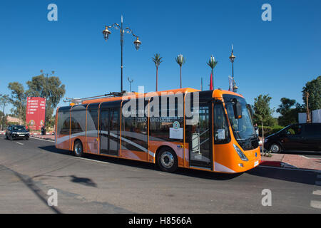 Marrakech, Marocco. 9 Nov, 2016. Un bus elettrico dalla Cina fissi sulla strada a Marrakech, Marocco, nov. 9, 2016. Oltre dieci bus elettrici provenienti dalla Cina è servito i delegati durante la XXII Conferenza delle parti alla convenzione quadro delle Nazioni Unite sui cambiamenti climatici (COP22) a Marrakech. © Meng Tao/Xinhua/Alamy Live News Foto Stock