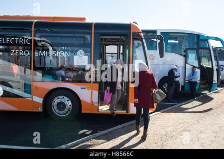 Marrakech, Marocco. 9 Nov, 2016. Rappresentanti guardare a un bus elettrico dalla Cina a Marrakech, Marocco, nov. 9, 2016. Oltre dieci bus elettrici provenienti dalla Cina è servito i delegati durante la XXII Conferenza delle parti alla convenzione quadro delle Nazioni Unite sui cambiamenti climatici (COP22) a Marrakech. © Meng Tao/Xinhua/Alamy Live News Foto Stock