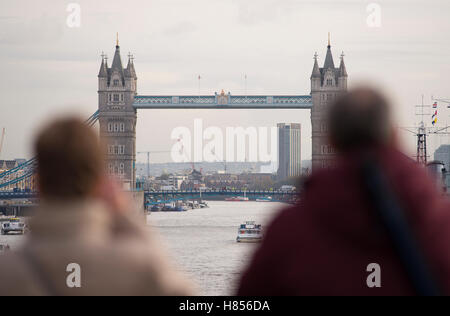 London Bridge, Regno Unito. 10 Novembre, 2016. Grigio e freddo a Londra come avvolte pedoni su London Bridge watch operai sul ponte della torre che è chiusa fino al 30 dicembre per lavori di riparazione. Credito: Malcolm Park editoriale/Alamy Live News. Foto Stock