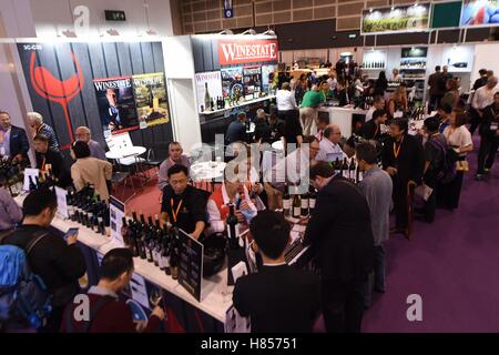 Hong Kong, Cina. Decimo Nov, 2016. La gente visita il 9 Hong Kong Salone Internazionale del Vino e dei Distillati di Hong Kong, Cina del sud, nov. 10, 2016. Circa 1.060 espositori da 37 paesi e regioni hanno partecipato alla fiera. © Lui Siu Wai/Xinhua/Alamy Live News Foto Stock