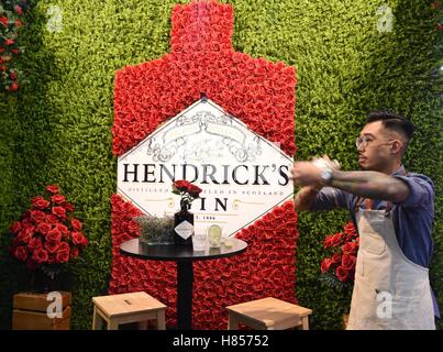 Hong Kong, Cina. Decimo Nov, 2016. Un mixer mostra la sua abilità durante il IX Hong Kong Salone Internazionale del Vino e dei Distillati di Hong Kong, Cina del sud, nov. 10, 2016. Circa 1.060 espositori da 37 paesi e regioni hanno partecipato alla fiera. © Lui Siu Wai/Xinhua/Alamy Live News Foto Stock