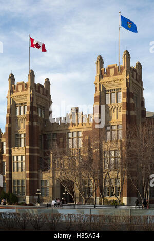 Heritage Hall,1922 Collegiata di stile gotico in mattoni rossi - edificio in arenaria a SAIT campus con canadesi e di Alberta bandiere Foto Stock