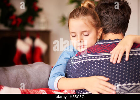 Ragazza dorme sul padre di braccia Foto Stock