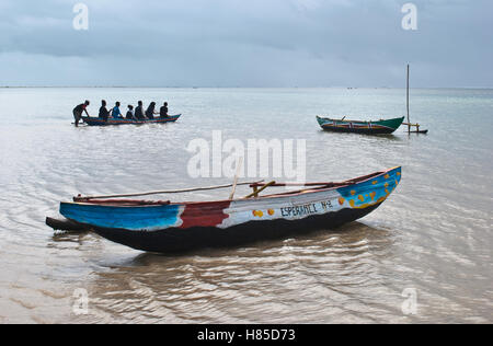 I turisti che vanno in barca per visitare la laguna ( Madagascar) Foto Stock